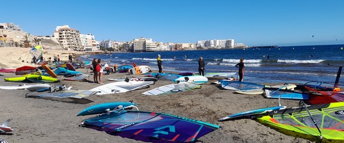 Vindsurfing höga vågor